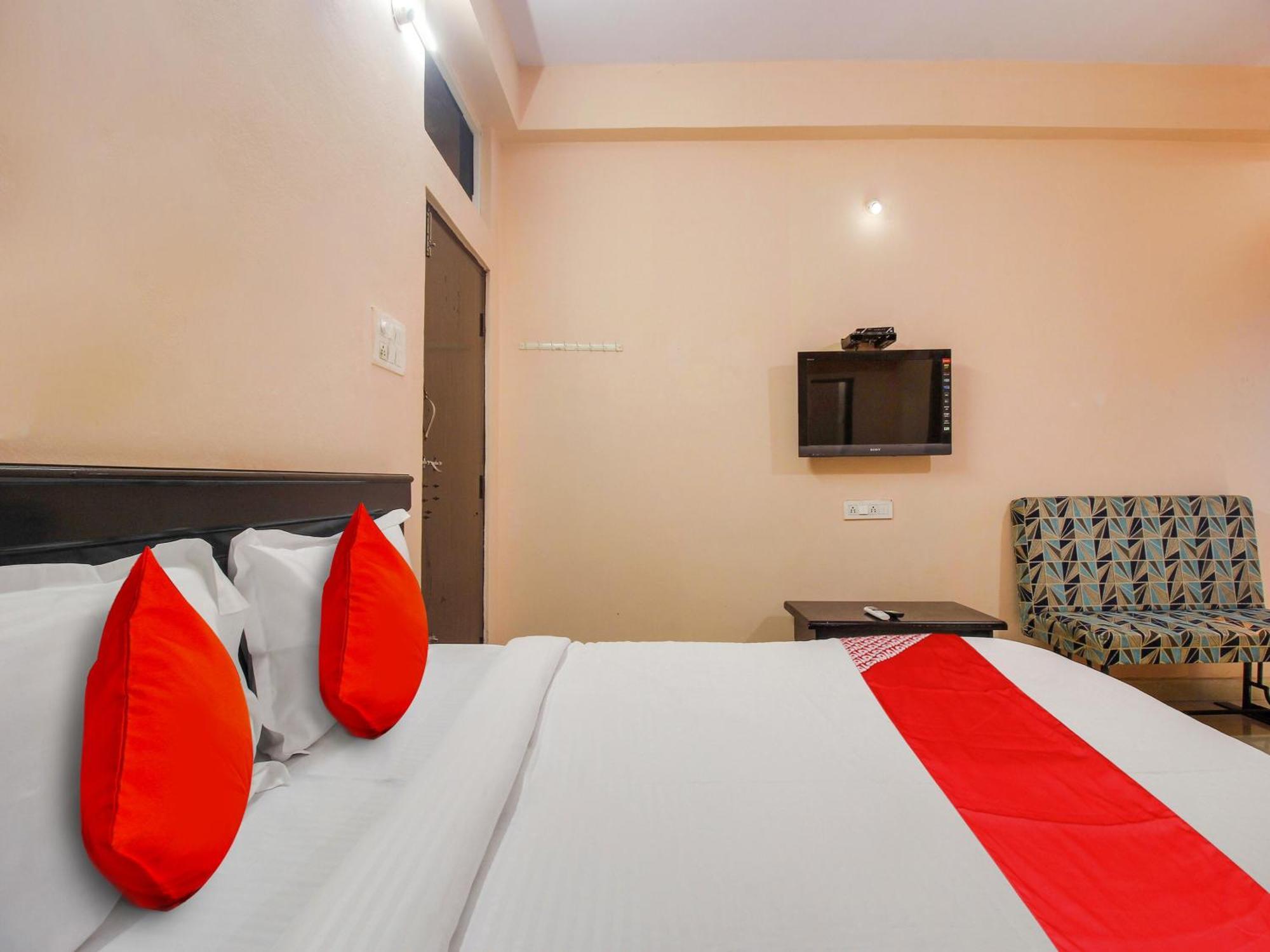 Pedda Ambarpet Hotel O R.J.International מראה חיצוני תמונה